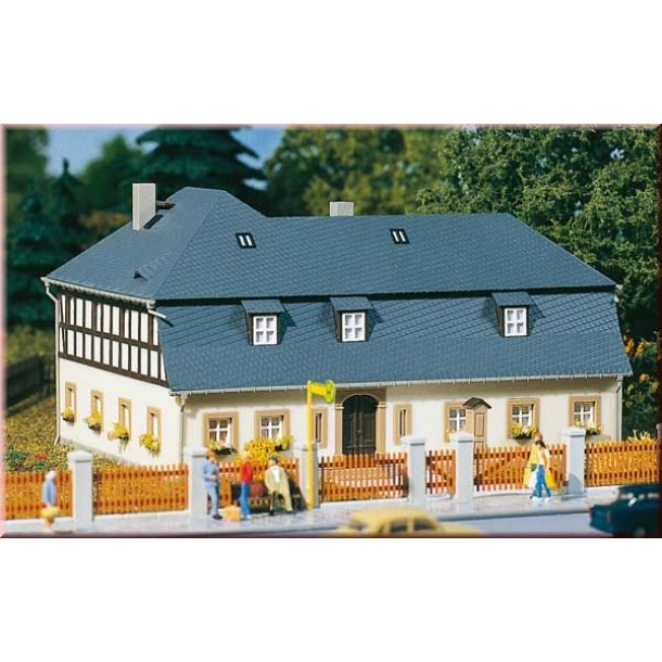 Auhagen 11385 dom wielorodzinny  172 x 132 x 96 mm  (H0)