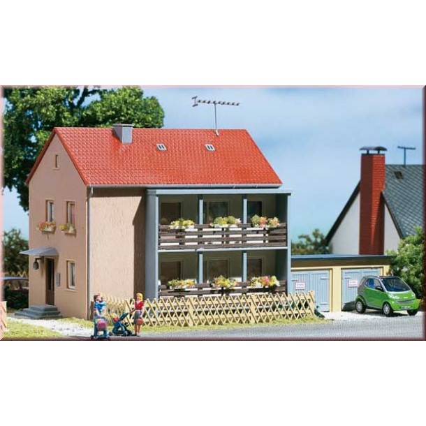 Auhagen 12236 dom z garażami 175x75x98mm (H0/TT)
