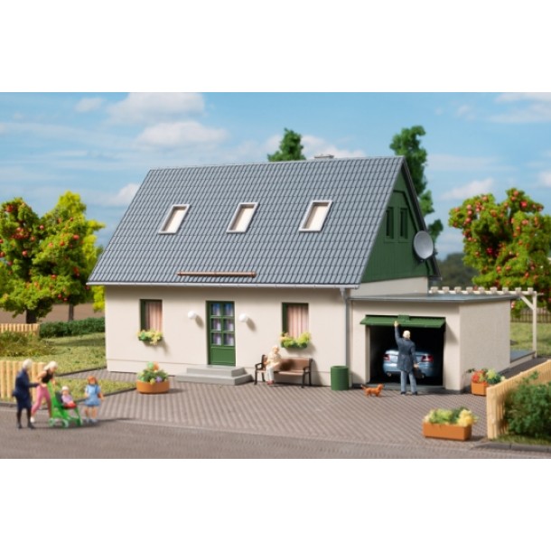 Auhagen 11454 dom jednorodzinny z garażem  158x126x90mmm  (H0)