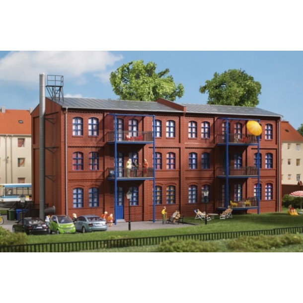 Auhagen 11450 budynek mieszkalny , blok 2 pietrowy  316 x 150 x 163 mm  (H0)